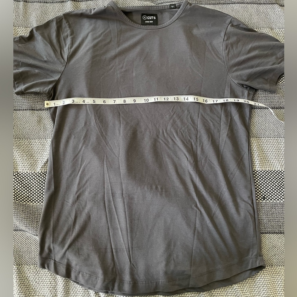 Cuts Large t shirt